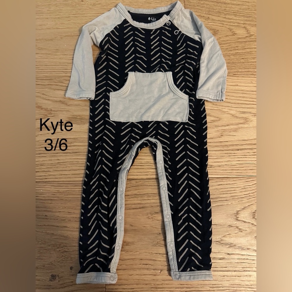 Kyte BABY Black and Cream Patterned Romper